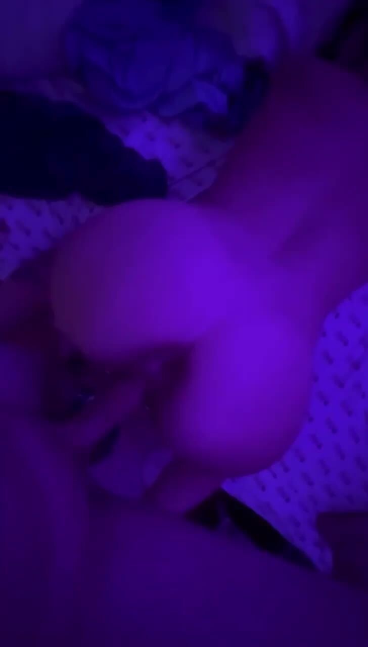 Curvy Light-Skinned Amateur Shows Big Ass on Bed
