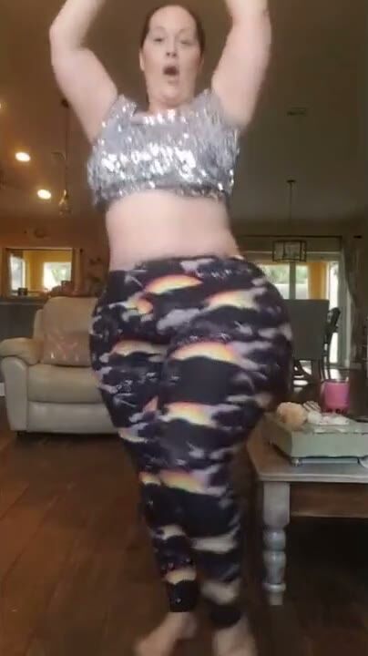 Thick BBW Twerking in Tight Leggings