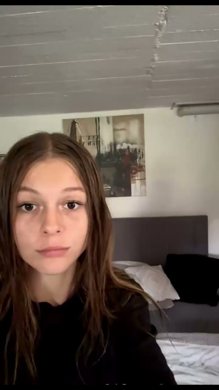 Amateur Petite Brunette Teen Bedroom Selfie