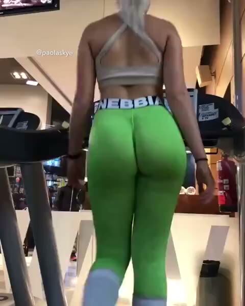 Curvy Latina Shows Big Ass in Green Yoga Pants Gym