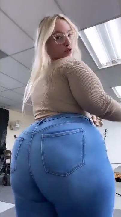 Curvy Blonde Shows Big Ass in Tight Jeans