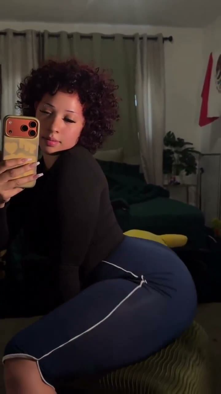 Curvy Curly Redhead Shows Big Ass in Leggings
