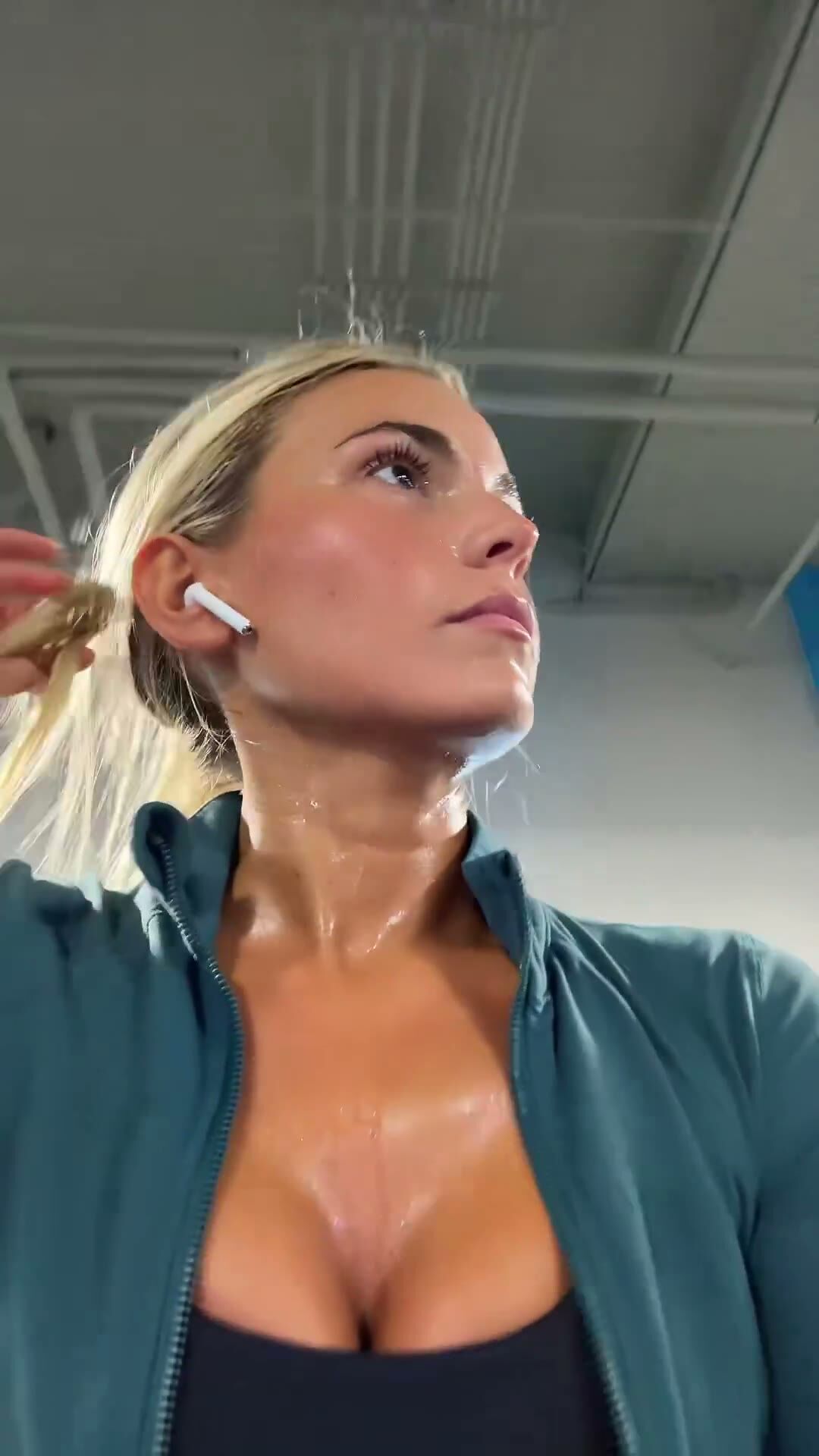 Sweaty Blonde Babe Flexes in Gym